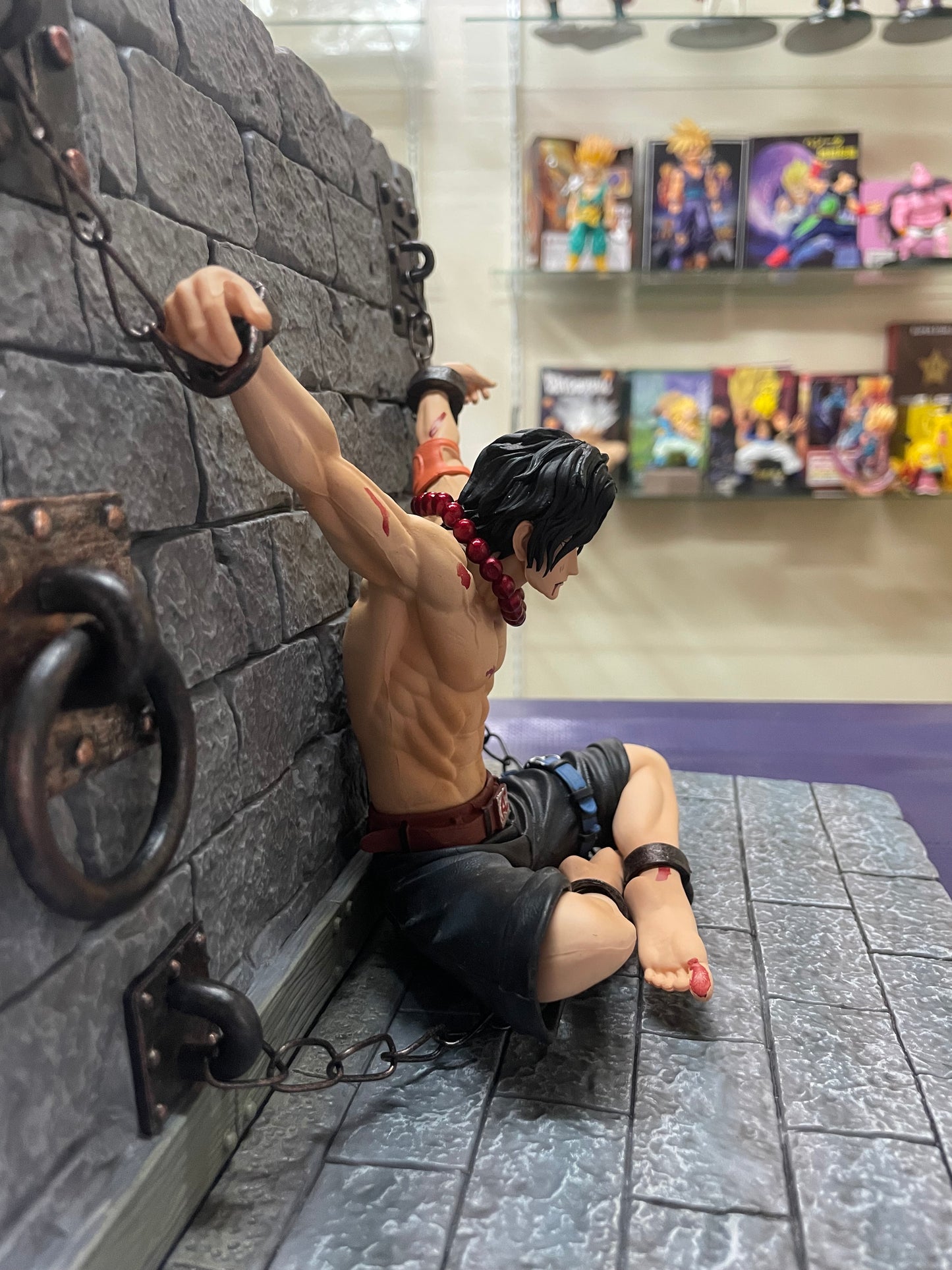 Figura One Piece Ace Encadenado